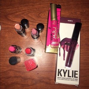 Lots of six lipsticks